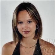 Diplomata al liceo Classico di Vercelli e studentessa universitaria di lingue. Certificata “Advanced” da Cambridge