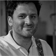 Profesor de guitarra imparte clases para todas las edades