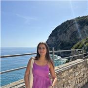 Española nativa y certificada tanto en inglés como en francés.