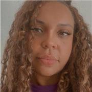 Professora de inglês, ministrando aulas online com mais de 15 anos de experiência em aulas particulares