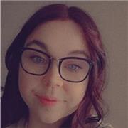 Donne des cours de soutien scolaire mais également aide aux devoirs pour les élèves de primaire ainsi que de collège