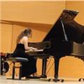 Graduada en conservatorio profesional ofrece clases de piano tanto clásico como moderno a todos los niveles