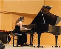 Graduada en conservatorio profesional ofrece clases de piano tanto clásico como moderno a todos los niveles