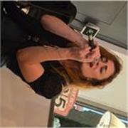 Insegnanti di canto, laureata con esperienze live e televisive, impartisce lezioni in presenza e online