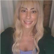 Insegnante impartisce ripetizioni ad alunni italofoni e non italofoni