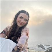 Soy Amaia, tengo 20 años y soy estudiante universitaria de segundo de Derecho de la UPV; estudios realizados en euskara