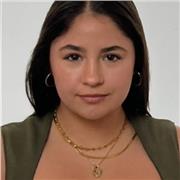 Profesora de biología apta para dar clases a todas las edades