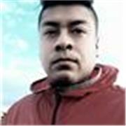 Profesor de fútbol enfocando a todas las edades