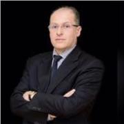 Professionista impartisce lezioni di economia a studenti di scuola secondaria superiore ed università