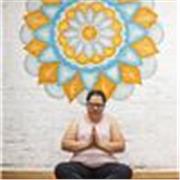 Relájate, estira y renueva tu energía con clases de yoga restaurativa