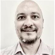 Profesor de Marketing- economía, con experiencia en esos campos, pero no en docencia