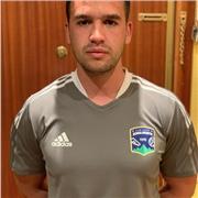 Entrenador de fútbol imparte clases