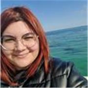 Sono madrelingua italiana e lo posso insegnare bene ai miei alunni. Sono molto determinata ed organizzata