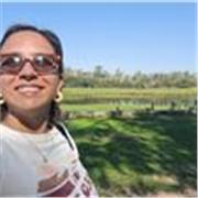 Profesora de ingles para estudiantes de diferentes edades en base al juego