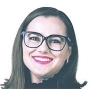 Profesora para niños de distintas edades, en ayuda de tareas de escuela.