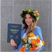 Diploma en letras, conocimiento amplio de diversas lenguas además del español, como el inglés, italiano y francés 