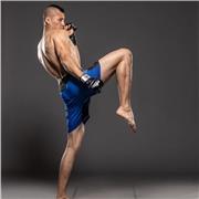 Peleador profesional e instructor de defensa personal para hombres y mujeres