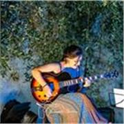 Chitarrista professionista impartisce lezioni di chitarra per tutti livelli