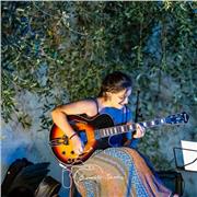 Chitarrista professionista impartisce lezioni di chitarra per tutti livelli