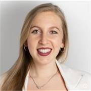 Graphic Designer con esperienza nel settore moda e formazione, offre lezioni private a Genova e Milano, online e a domicilio