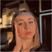 Studentessa universitaria impartisce ripetizioni o lezioni online di spagnolo