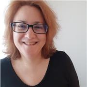 Je suis professeure d'anglais et je donne également des cours de soutien scolaire.