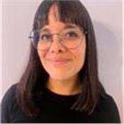 Profesora titulada con más de 10 años de experiencia