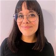 Profesora titulada con más de 10 años de experiencia