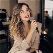 Cours de chant en ligne avec une chanteuse professionnelle expérimentée, tous niveaux