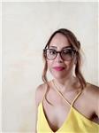 Laureata in biologia, professoressa di matematica e scienze alle scuole medie, propone lezioni di matematica e geometria