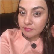 Profesora de filosofía, ciencias sociales imparte clases para niños de todas las edades