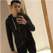 Profesor joven, divertido, con paciencia y un poco exigente