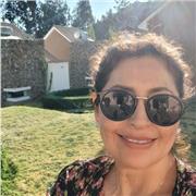 Tutora de repostería que enseña a personas de todas las edades