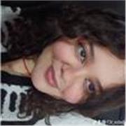 Universitaria de apoyo escolar en niños de primaria