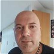 Docente di diritto impartisce lezioni di diritto a ragazzi delle superiori