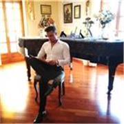 Insegnante di scuola secondaria, pianista e compositore laureato con il massimo dei voti e la lode impartisce lezioni di pianoforte, teoria, solfeggio e composizione. Visita il mio sito personale