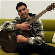 Clases de guitarra especialmente para principiantes. Mi nombre es Jorge soy cantautor y profesor de guitarra