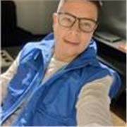 Profesor de apoyo escolar con buenas técnicas para generar aprendizaje en adolescentes y niños con deseos de profundizar o adecuar