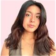 Chica joven que ha impartido clases a los más pequeños, en materias como inglés, ciencias, matemáticas, etc. 
