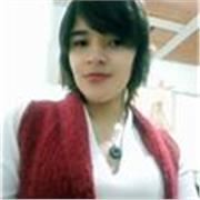 Profesora de química imparte clases a niños y adolescentes