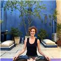 Profesora de yoga y meditacion para personas activas que necesitan darse un espacio de relajacion y conexion.