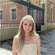 Diplômée d’une Licence de Droit, d’un Master 1 en Droit des affaires et actuellement étudiante en Master 2 en Droit des affaires comparé, je propose des cours de Droit principalement en ligne à tout étudiant.
