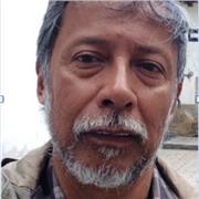 Biólogo, especializado en estudios ambientales y de microorganismos