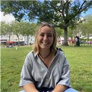 Jeune étudiante qui adore l’école mais qui préfère enseigner!