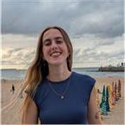 Profesora de inglés, especialmente para gente que está estudiando primaria, educación obligatoria o bachillerato.