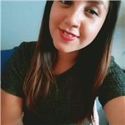 Técnico en párvulos ayuda a niños pre escolares