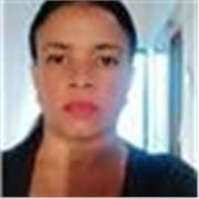 Profesora de apoyo escolar especializada en clase para niño de forma presencial