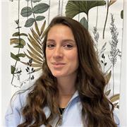 De l’aide aux devoirs et du soutien scolaire avec une enseignante contractuelle