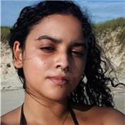 Dou aula de yoga para pessoas interessadas na prática