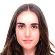 Estudiante universitaria imparte clases a niños para repasos de asignaturas